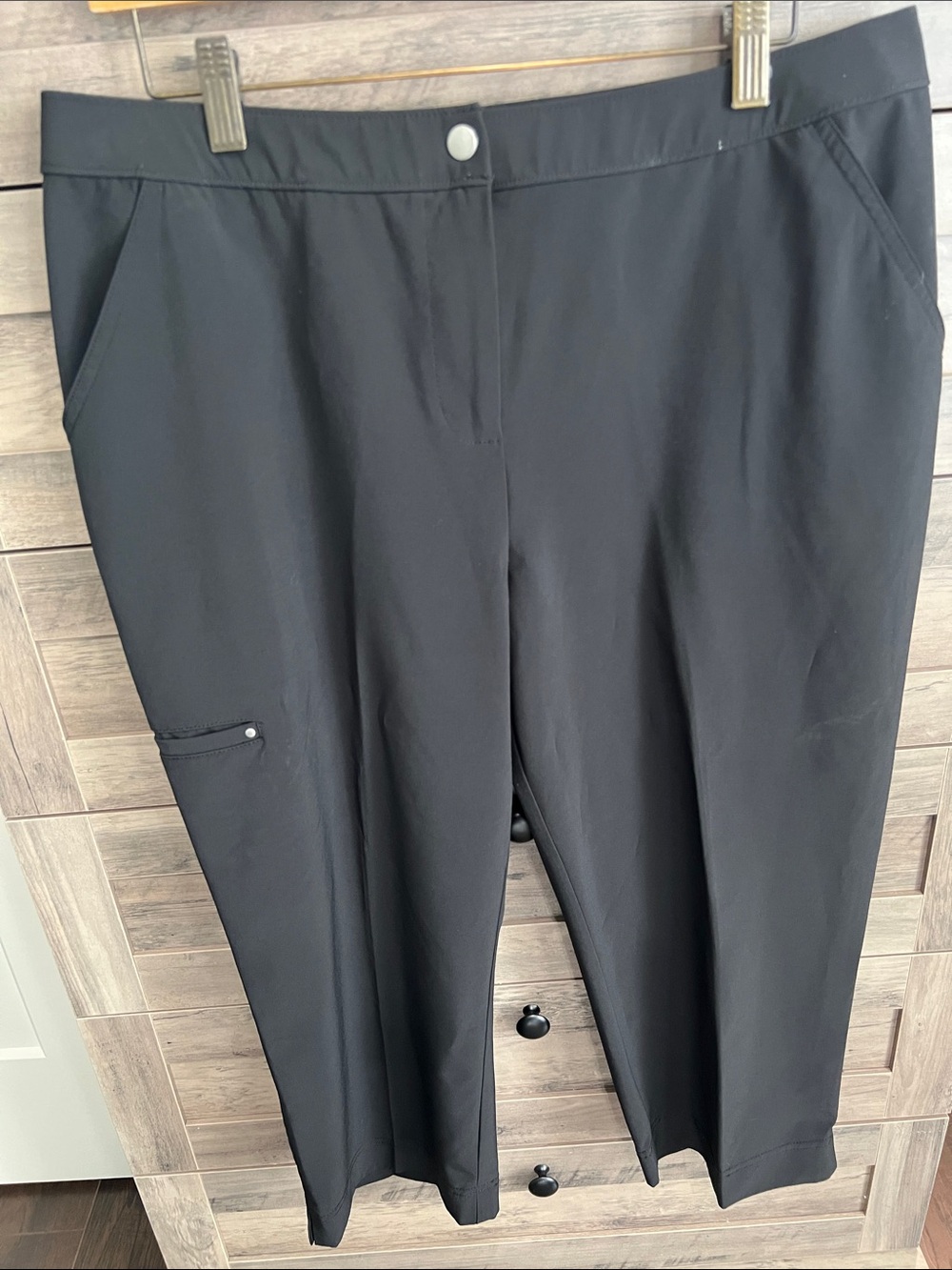 Chico's Black Pull-On Cropped Stretch Pants